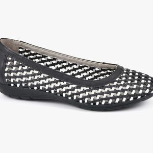 Cliffs by White Mountain Leather Basketweave 'Faylie' Flat
Size: 8